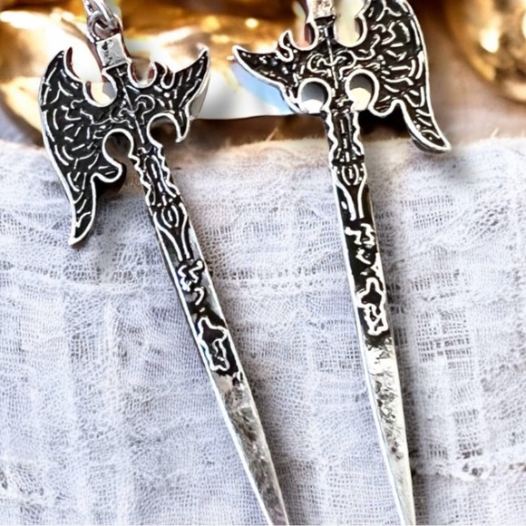 Stylish silver toned axe earrings with detailed design. Perfect for a DND player - Picture 3 of 15